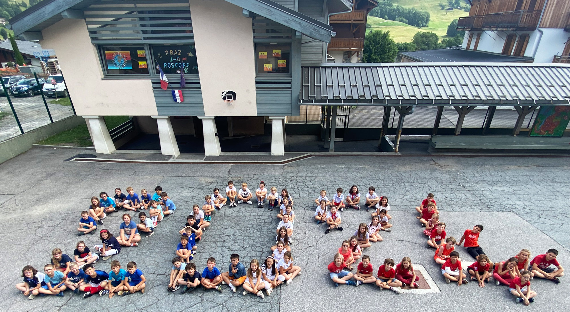 Ecole Praz label Génération 2024 dans la cour