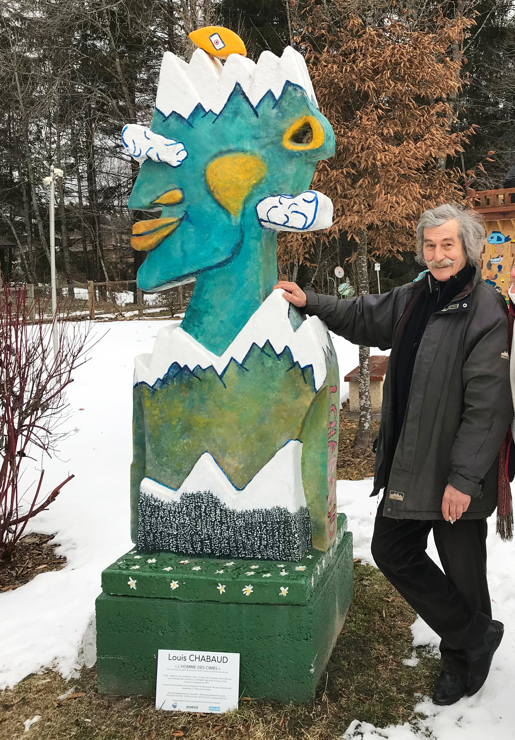 Louis Chabaud au mini-golf d'art singulier de Praz-sur-Arly, devant une de ses œuvres - Mairie de Praz-sur-Arly