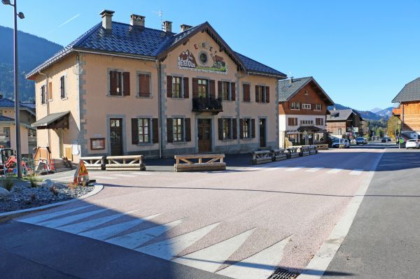 Ralentisseur devant l'école des Éterlous