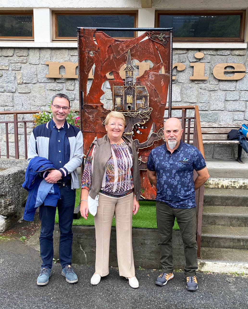 Mme Arlette Salvo, maire de La Ciotat, entourée du maire de Praz-sur-Arly, Yann Jaccaz (à gauche) et de Pierre Bessy, 1er adjoint au maire.
