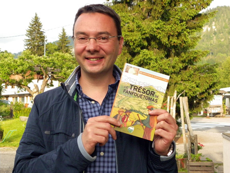 Le maire, Yann Jaccaz, présente la première BD dédiée à Praz-sur-Arly.