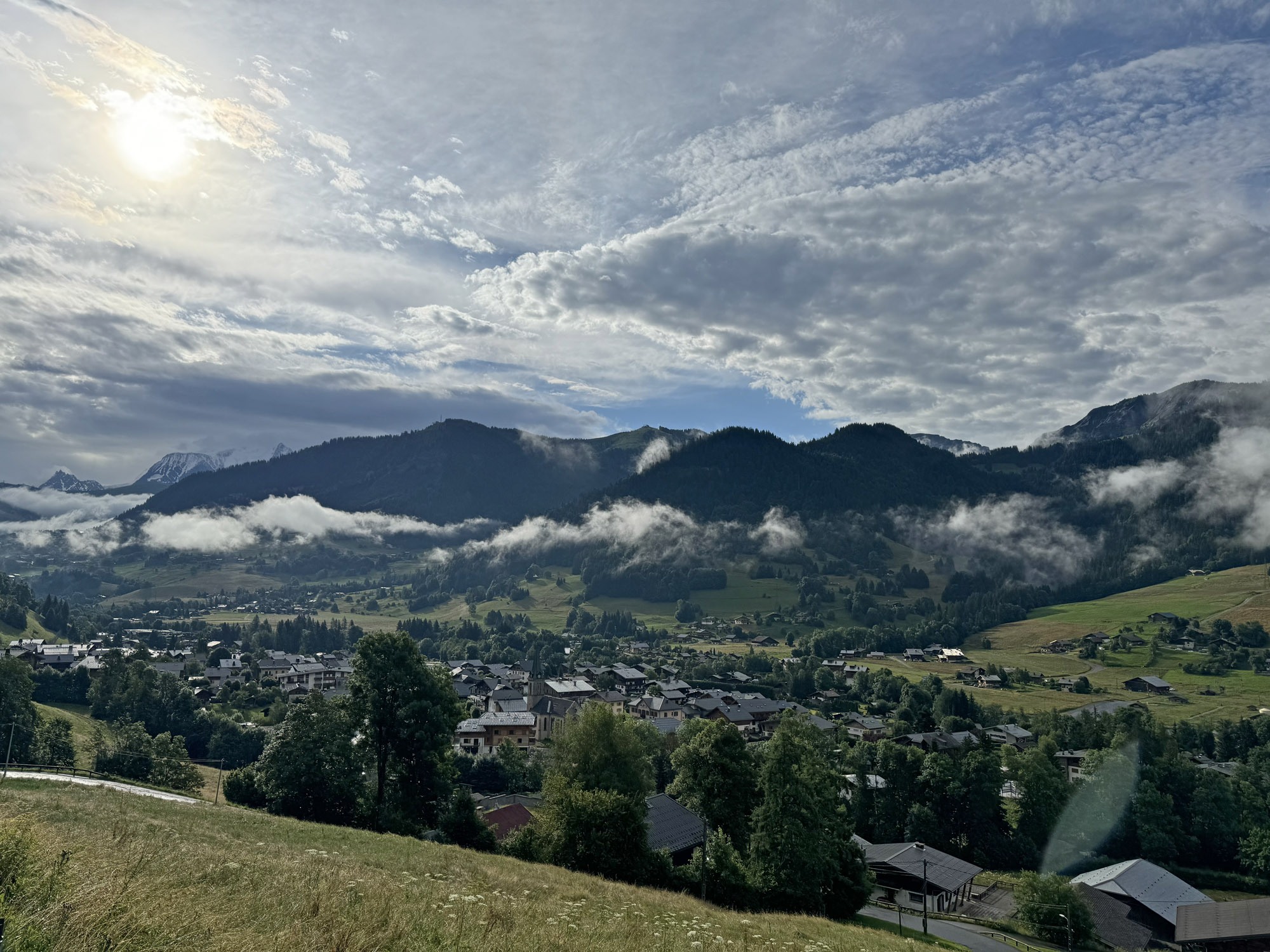 Praz sous un ciel orageux