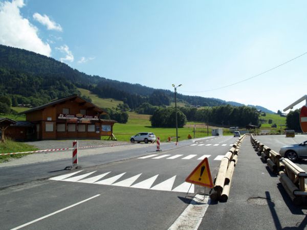 Traversée sécurisée des piétons devant la caisse des remontées mécaniques grâce à ce passage surélevé