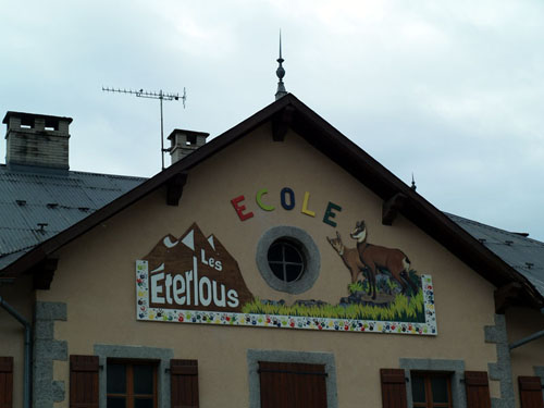 Baptême de l'école publique en mai 2010 : pose de l'enseigne réalisée par Mme Encinas