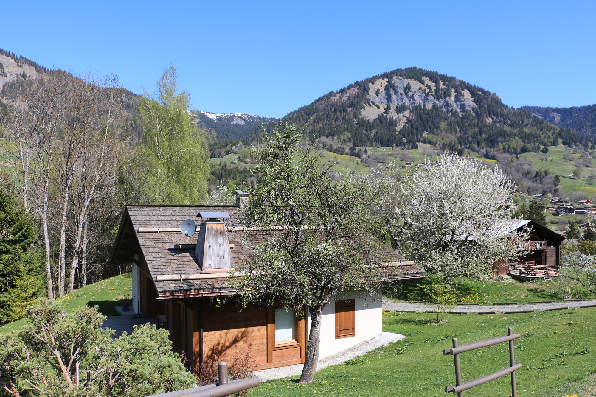 Un chalet à Praz-sur-Arly et le Mont Lachat au fond