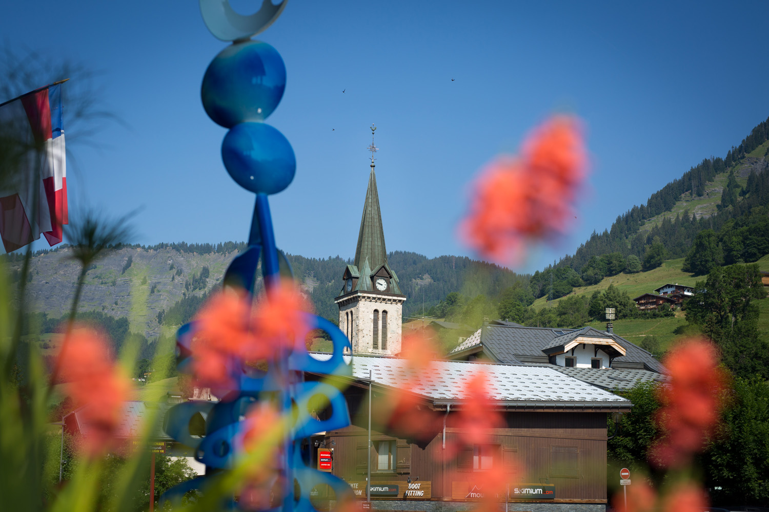 L'église de Praz-sur-Arly et fleurs devant la mairie