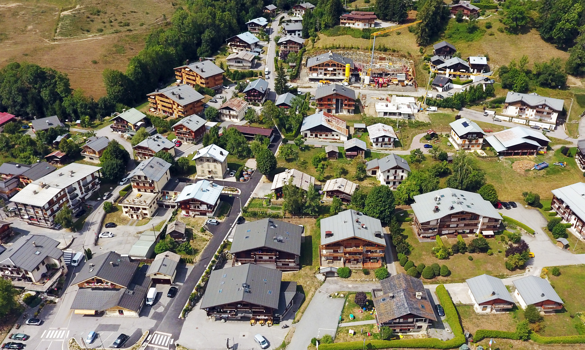 Vue de Praz sur laquelle on aperçoit plusieurs copropriétés