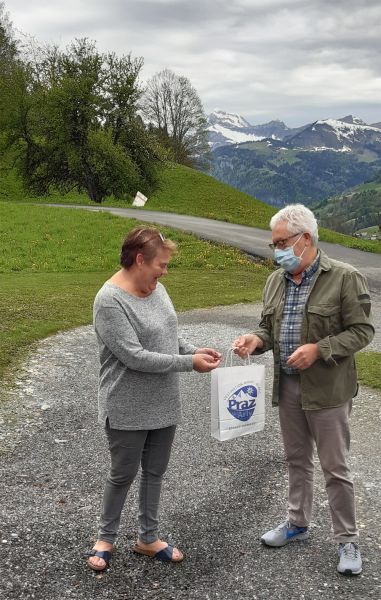 Distribution des kits auprès des bénévoles, assurée par des élus (ici : Alain Quinet)