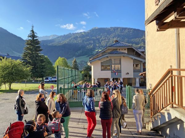 École des Éterlous, devant le portail : rentrée scolaire de septembre 2020