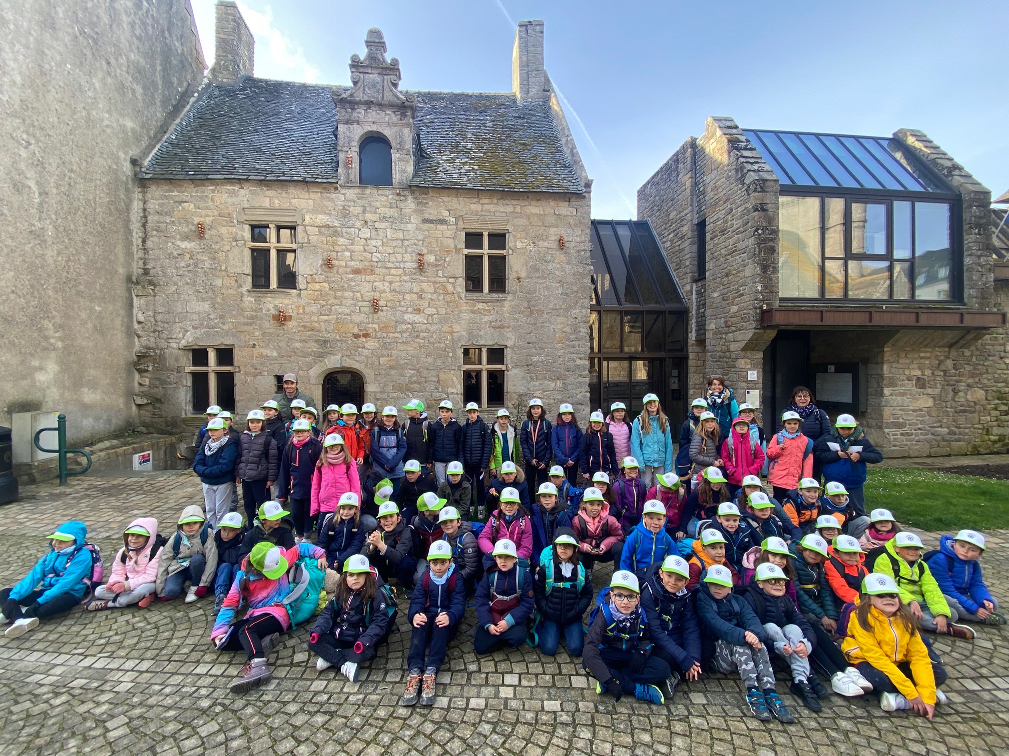 Les Petits Pralins devant la mairie de Roscoff.