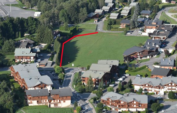 En rouge : le sentier piétonnier provisoire, balisé