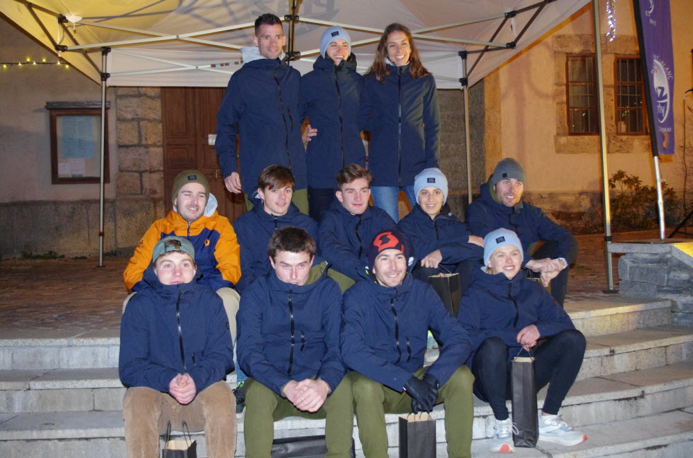 Signature de la convention « Sportif de haut niveau » par la Team SCOTT, dont 11 athlètes étaient présents ce soir-là, et accompagnés de leur manager Benjamin Moleins © Sylvie Bessy