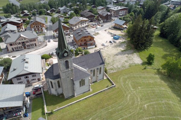 Vue aérienne de l'église Sainte-Marie-Madeleine et ses alentours