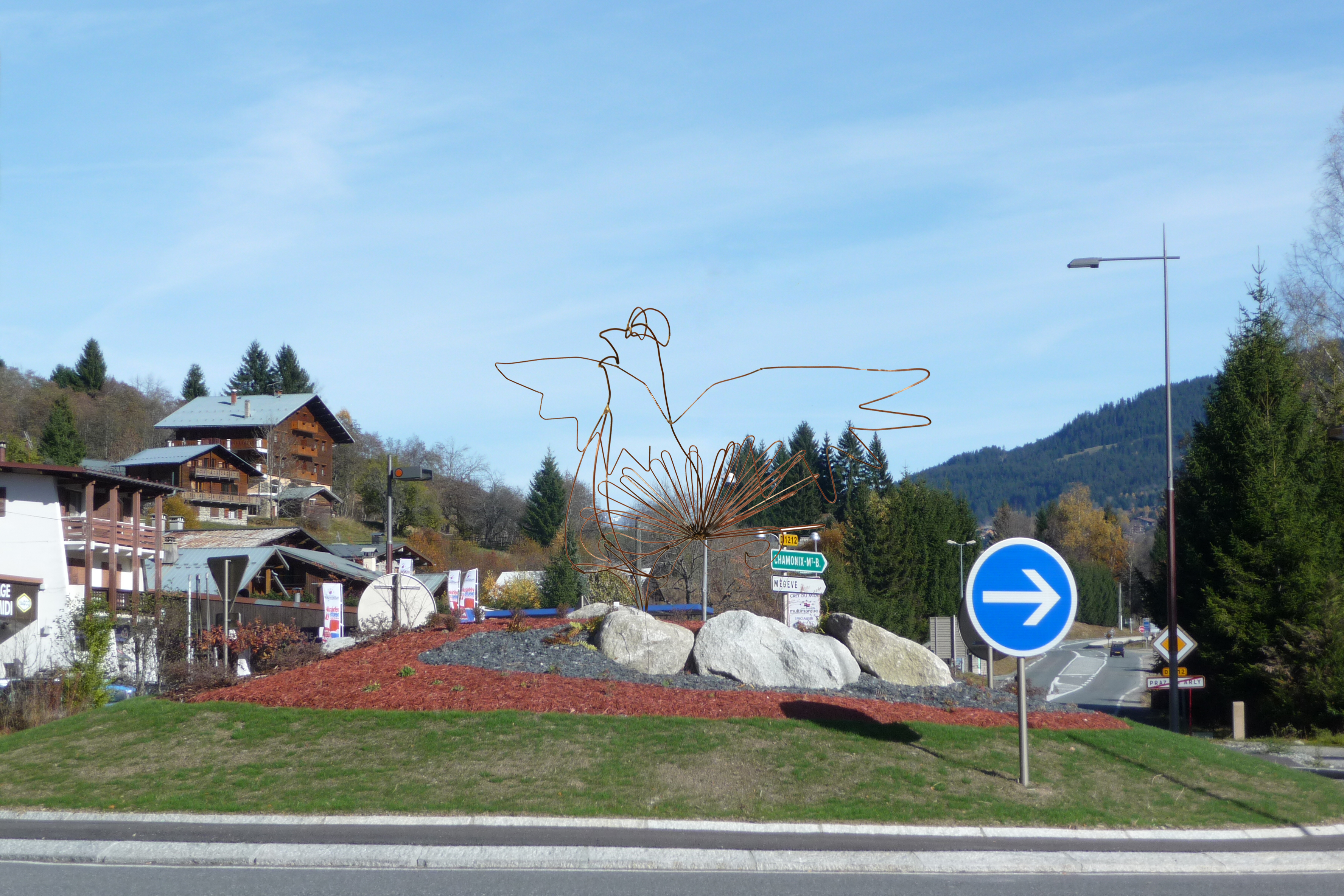 Maquette du tétras lyre insérée sur le rond-point du tétras lyre