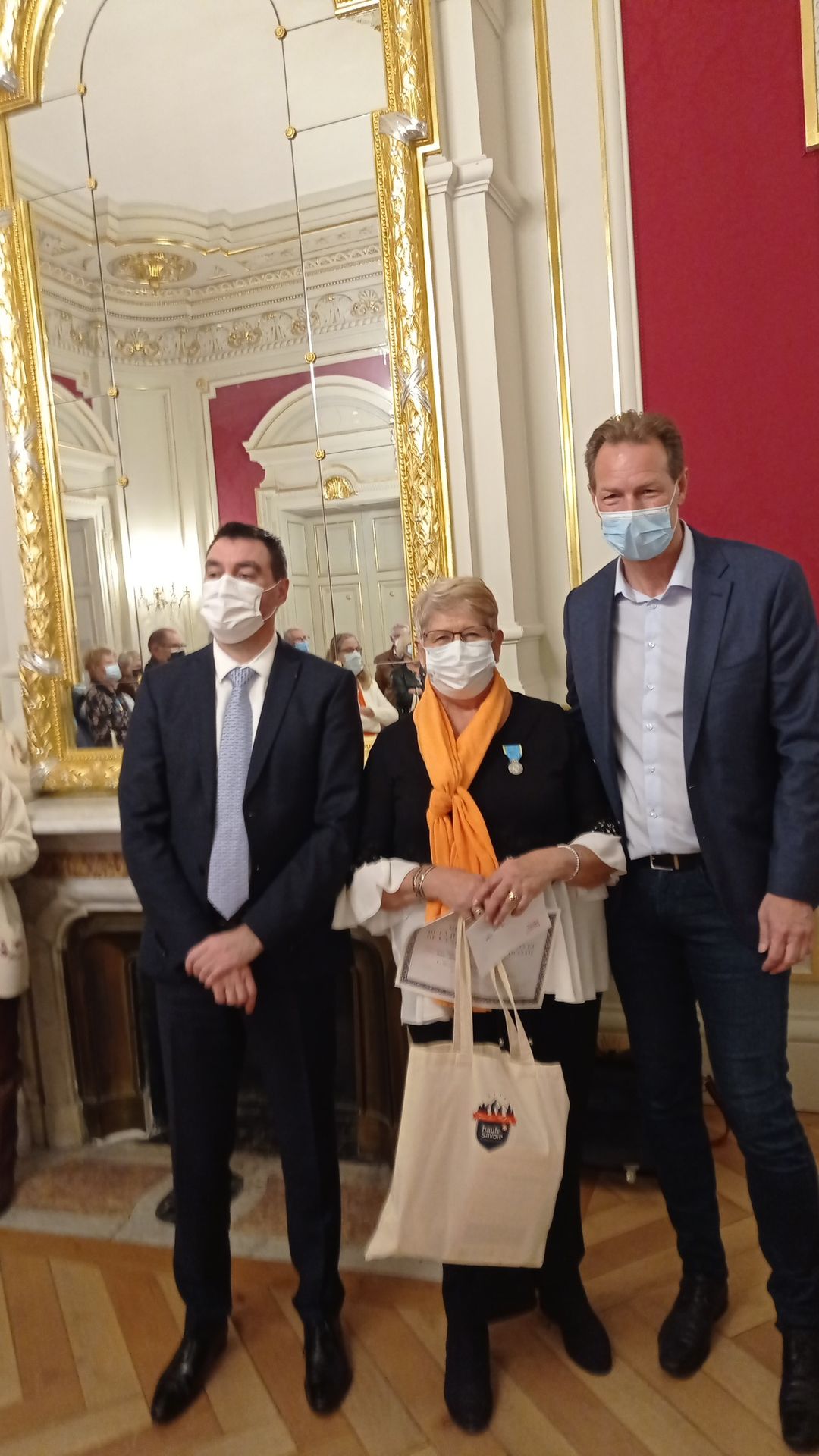 Jeaninne Tissot reçoit une médaille des mains du Préfet.