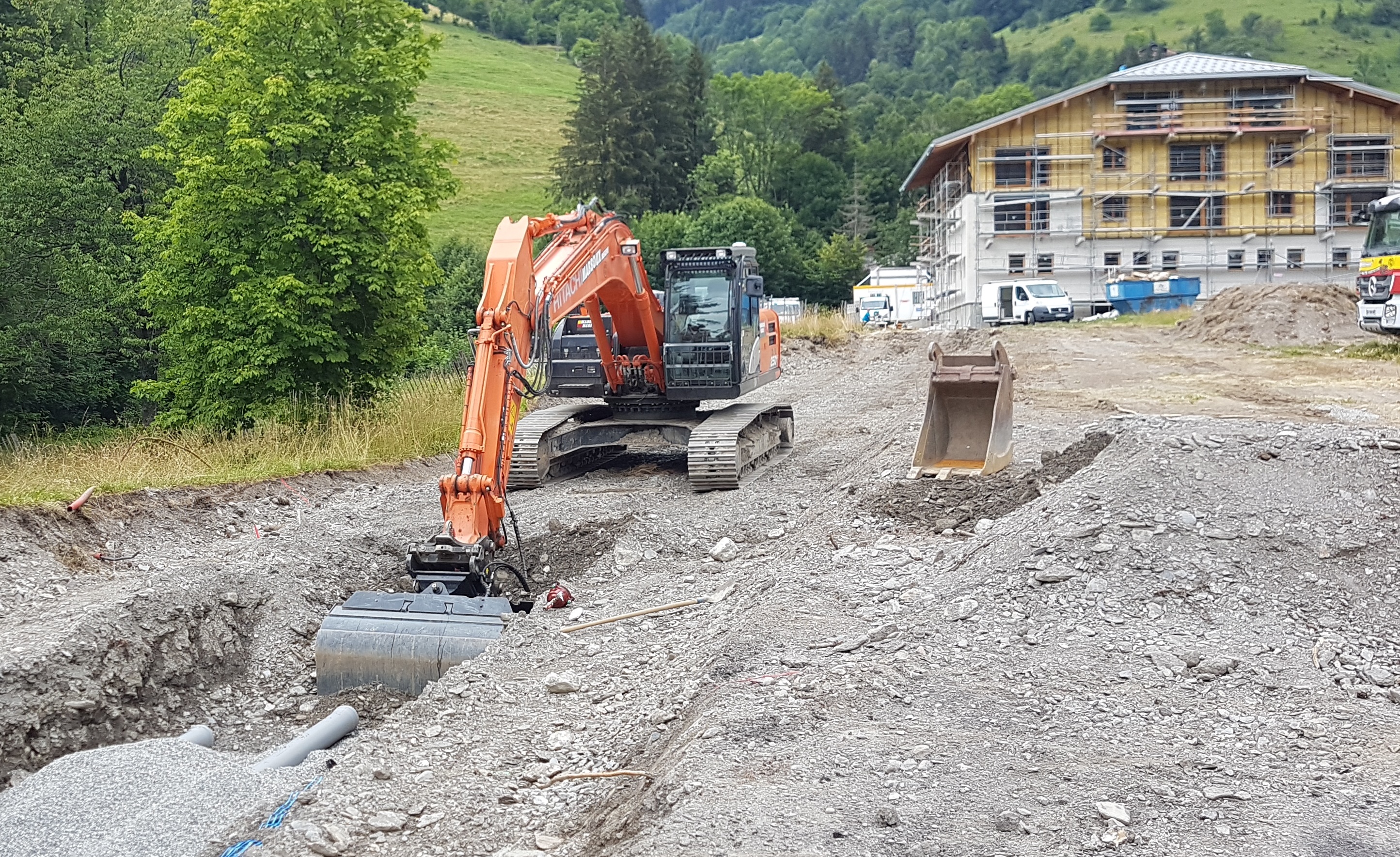 Mise en place des réseaux humides de la route du Nant avec, en fond, le Chalet Sylvand