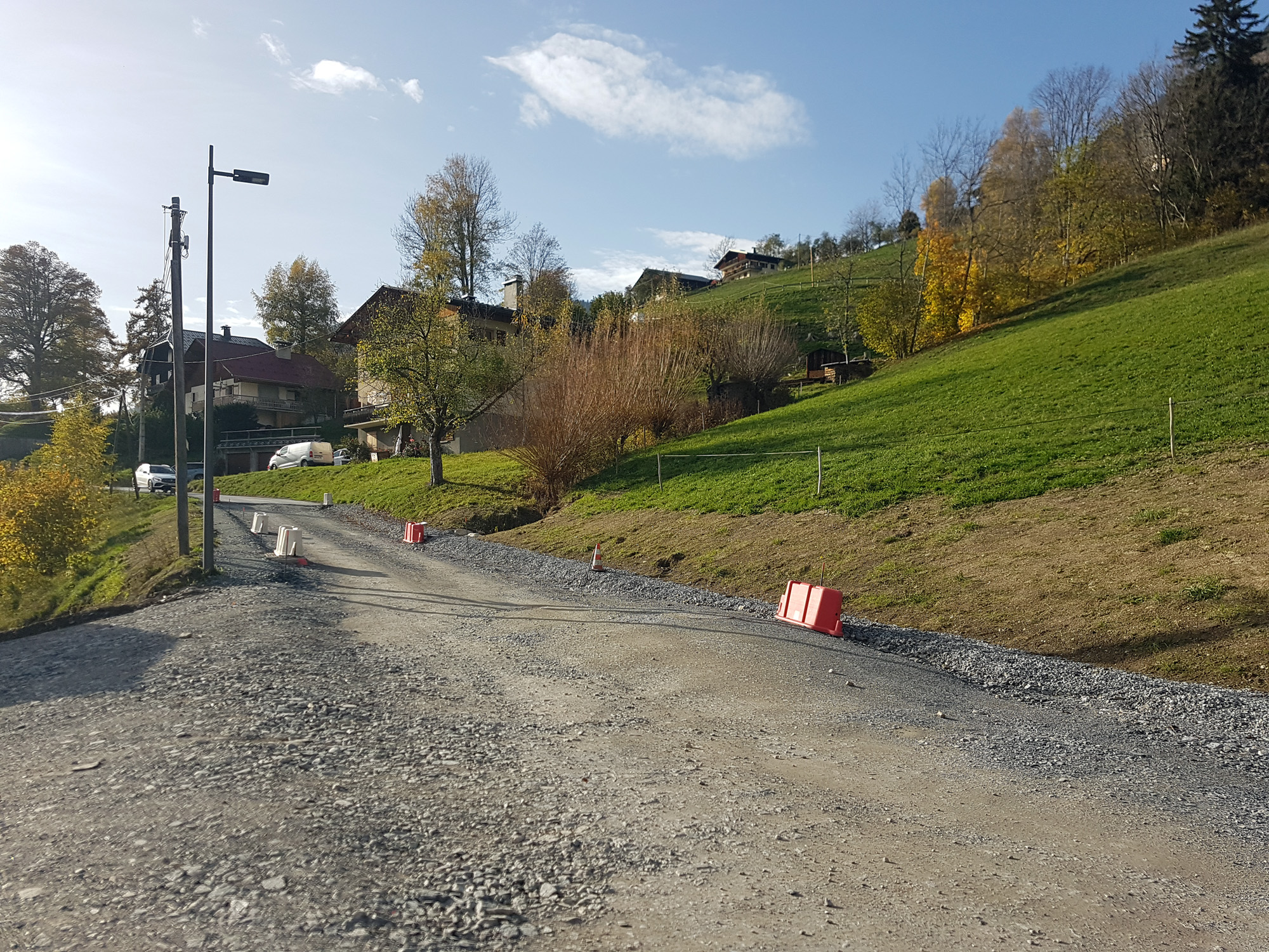 Réfection de la route de la Tonnaz, près du cimetière.