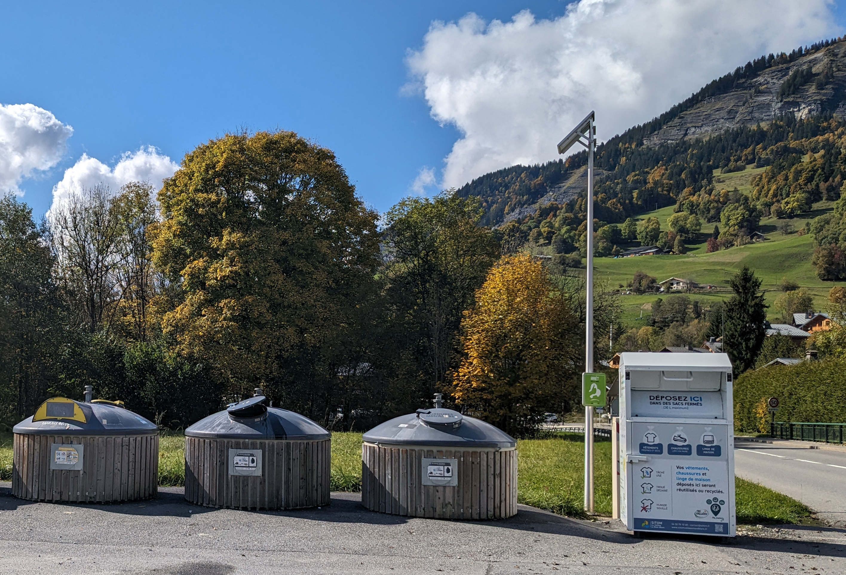 Benne/borne textiles installée au point de collecte des déchets le long de la RD 1212, près de la Step, en 2024 - Marie-Anaïs Lien