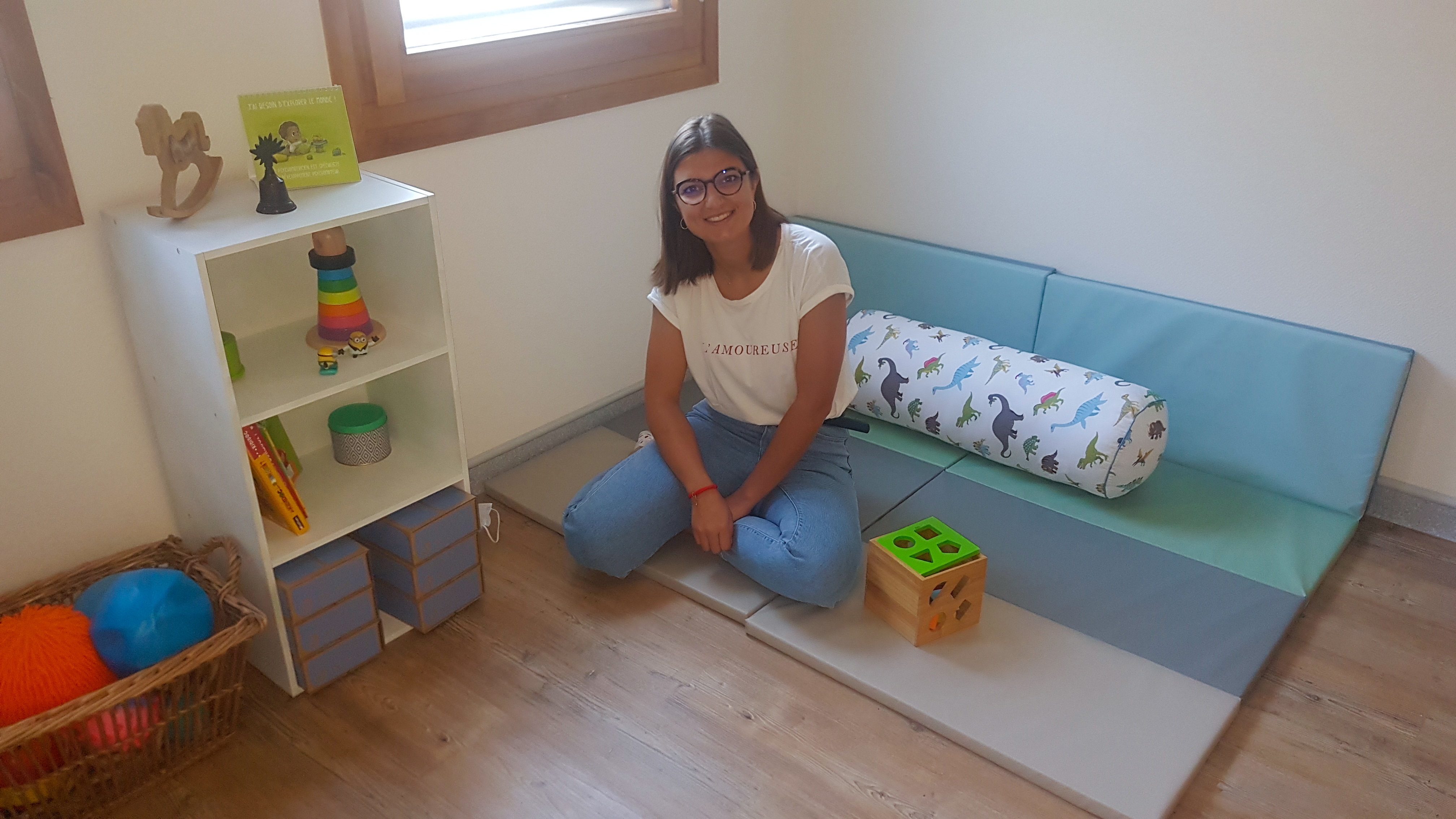La psychomotricienne, Philippine Perrin, dans son cabinet