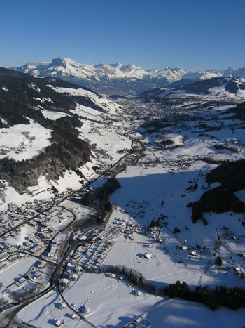 Vue aérienne sur le village de Praz-sur-Arly enneigé
