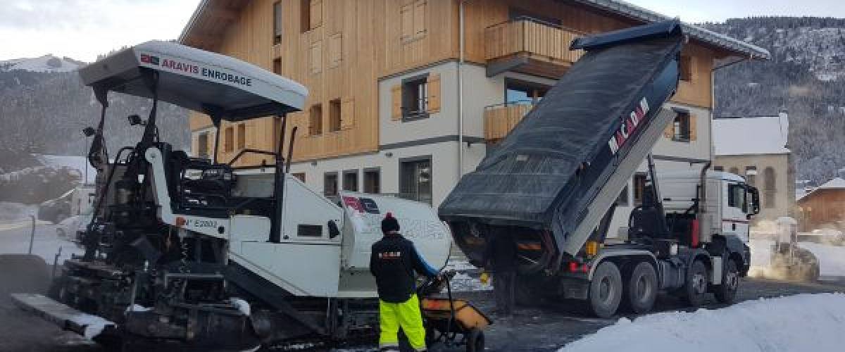 Route du Nant du Praz : finisseur et camion-benne
