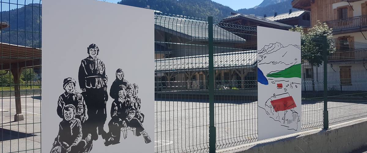 Œuvre de l'exposition « Patrimoine contemporain : la naissance du tourisme montagnard » d'Adrianna Wojcik Muffat-Jeandet, donnant sur la cour de l'école des Éterlous