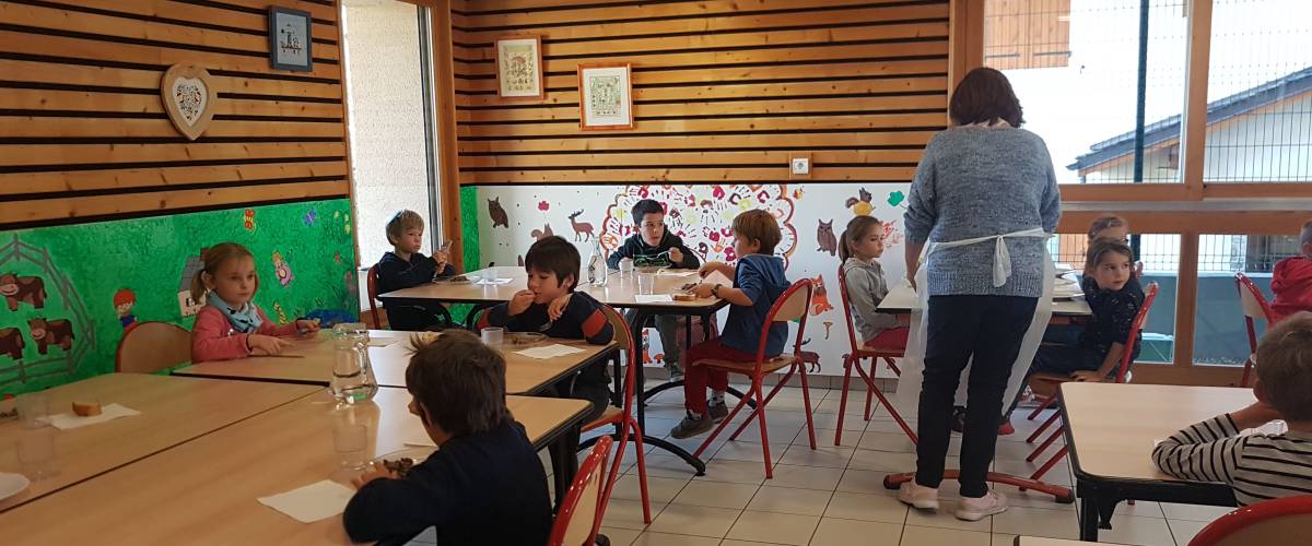 Élèves de primaire durant le déjeuner : 1er service