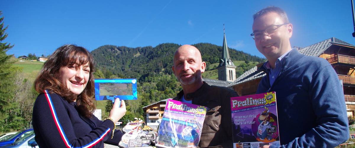 Comité rédactionnel du magazine avec, de gauche à droite : Marie-Anaïs Lien, chargée de communication de la mairie, Rudolf Klein, directeur artistique de VLDgraphic Lyon, et Yann Jaccaz, maire de Praz-sur-Arly