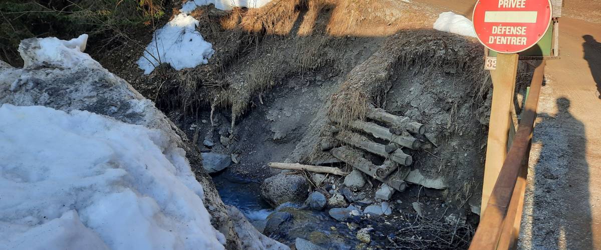 État de la berge rive droite en aval du pont avant les travaux, en mars 2022 - Olivier Perrin