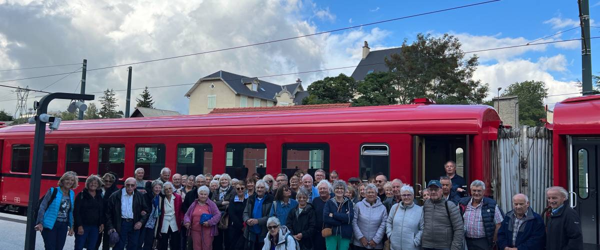 Sortie des Anciens dans le sud de Grenoble : devant le Petit Train de la Mûre - Solange Cooke