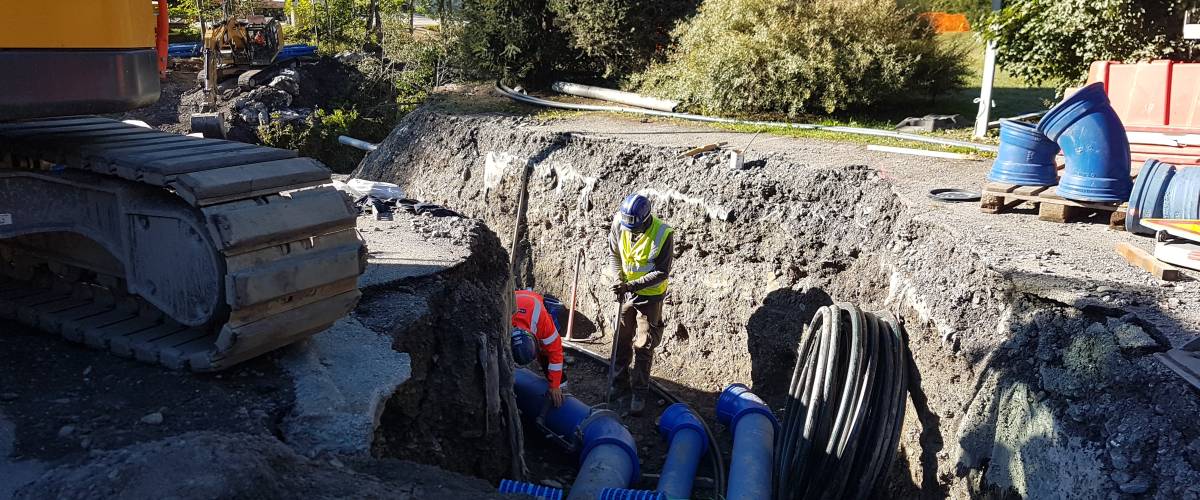 Installation de la nouvelle canalisation d’eau potable, vue depuis la route des Varins, en septembre 2022 - Marie-Anaïs Lien