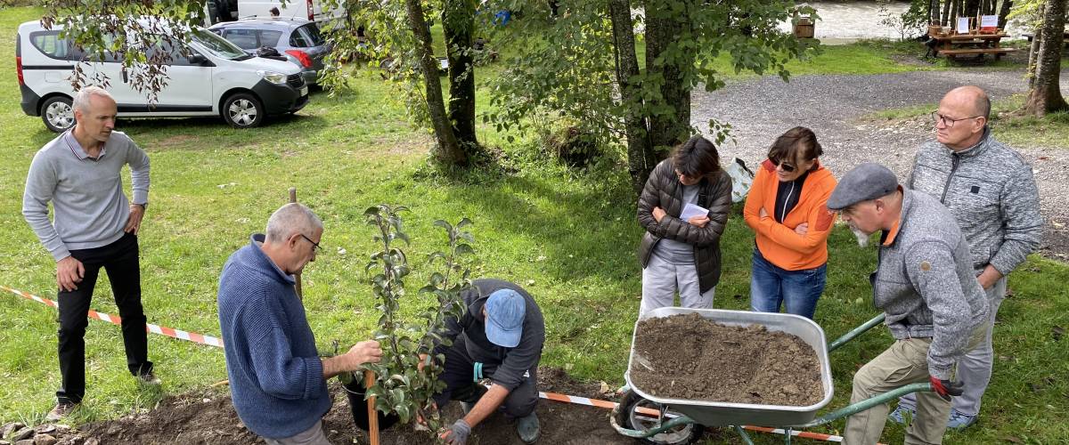 Fête du Verger : plantation d'une essence locale - Yann Jaccaz
