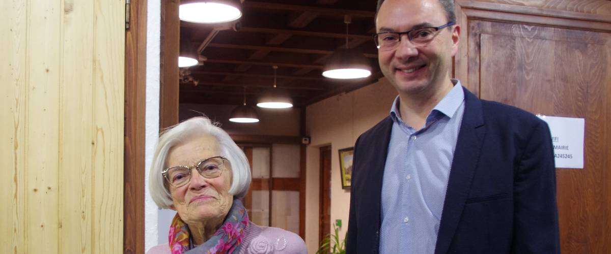 Odette Joguet décorée par le maire, Yann Jaccaz, Maire de Praz-sur-Arly - Sylvie Bessy