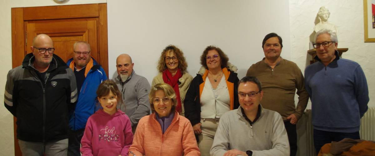 Signature de la convention par le maire, Yann Jaccaz, et la présidente des Jardins de Pratz, Valérie Périnet, en présence des élus Pierre Bessy, Ghislaine Gachet-Ponnaz, Stéphane Graff et Alain Quinet, et d’adhérents de l’association, en mairie, le lundi 16 janvier 2023 © Sylvie Bessy