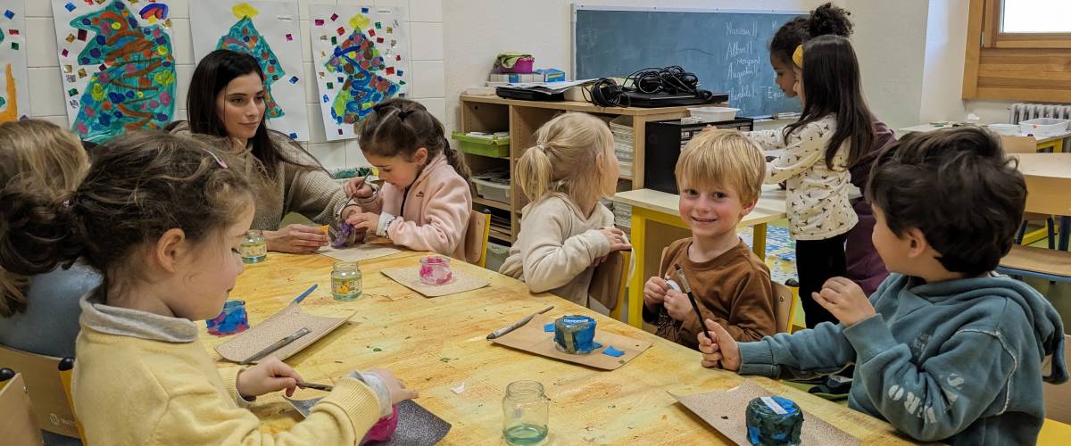 Confection de pots à bougie dans la classe des MS/GS à l'école Saint-Joseph de Praz-sur-Arly, le 15 décembre 2023 - Marie-Anaïs Lien