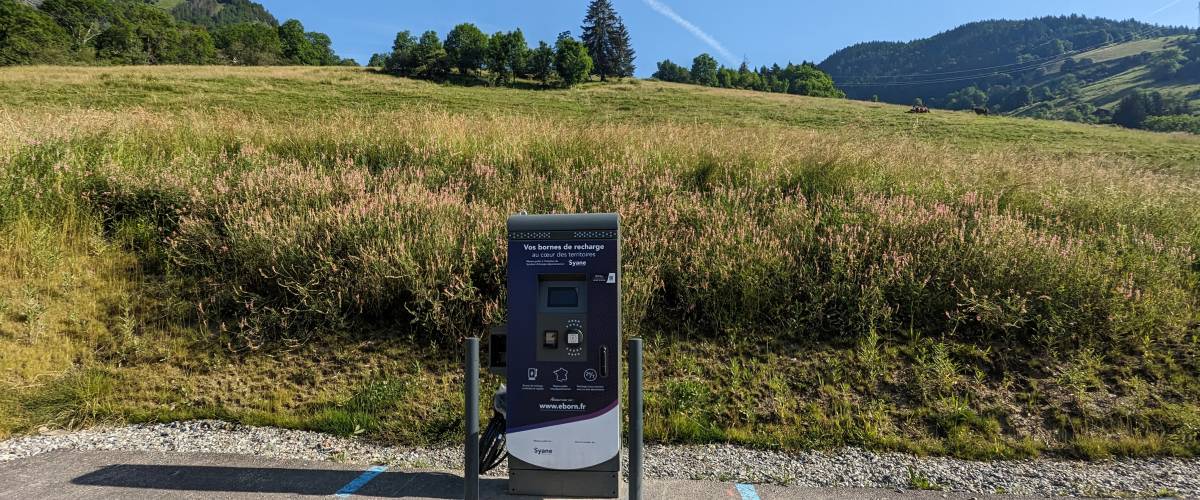 Borne de recharge pour véhicules électriques et hybrides, rue de la Tonnaz, entre le pôle médical et le cimetière - Marie-Anaïs Lien