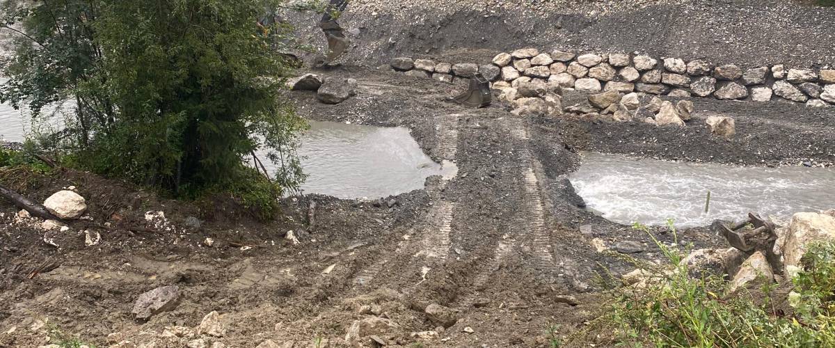 Confortement d'une berge de l'Arly en amont du lac, vu depuis Intermarché, le 9 septembre 2024 - Jean-Damien Berton