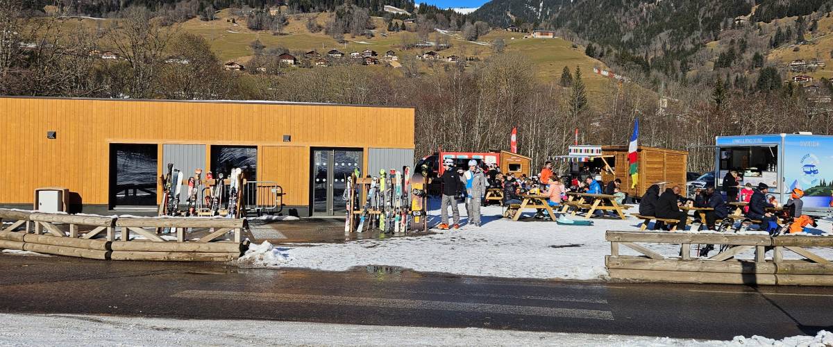 Salle de la Rosière, food trucks et racks à skis photographiés le 18/01/2025 - David Morineau