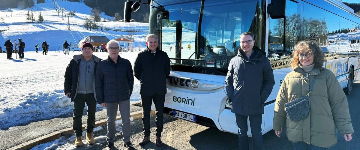 Des élus de Praz et le président de Borini, Romain Borini, devant le nouveau skibus fontionnant au gaz naturel - Ets Borini