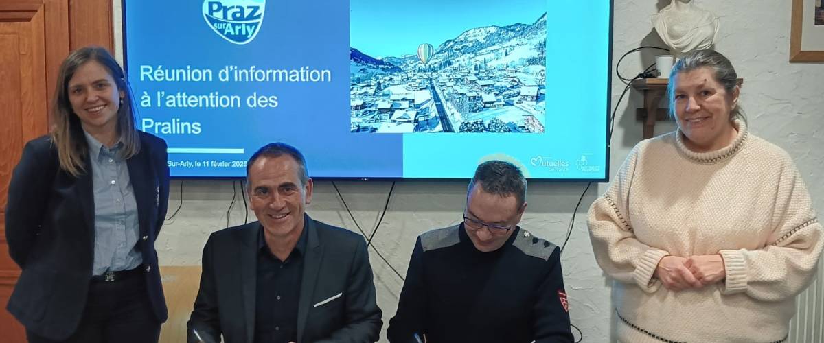 Le maire, Yann Jaccaz, et la conseillère municipale, Sophie Juelle, aux côtés de Hervé Wery, directeur général de la Mutuelle Entrenous, et Alicia Carpentier, responsable du réseau de la mutuelle. - Mutuelle Entrenous
