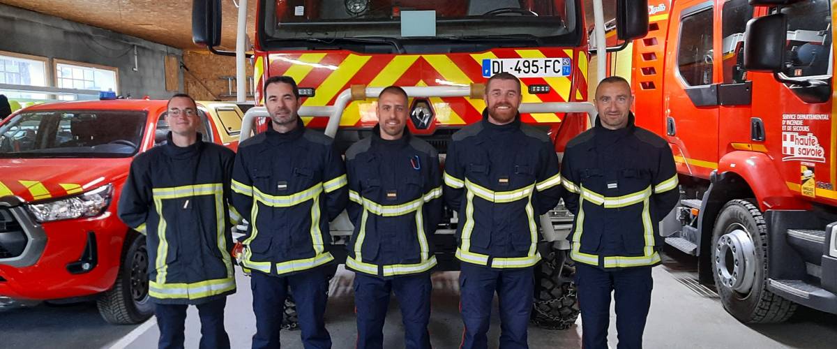 Les nouveaux sapeurs-pompiers professionnels de gauche à droite : le sergent Quentin Chantier, l'adjudant-chef Xavier Reix, les adjudants Romain Gilles et Frédéric Frosio, et le lieutenant Laurent Cuvellier. Absent : l'adjudant-chef Nicolas Makiello - SDIS 74