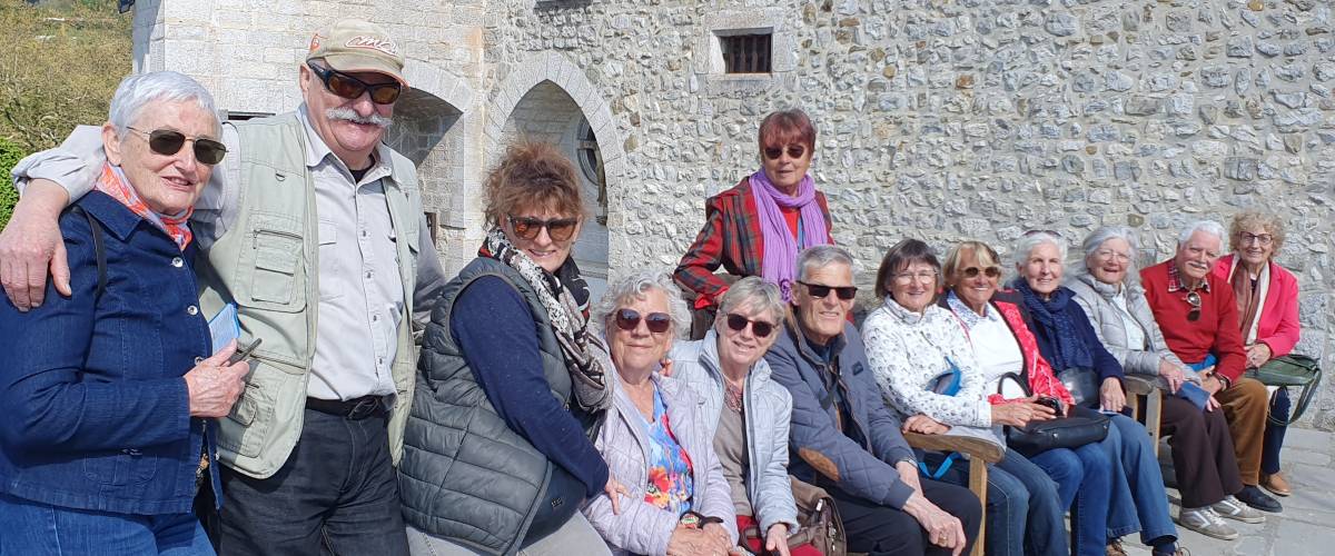 BVEP propose des visites (comme ici, au CEn plus de résoudre vos problèmes d'informatique et administratifs, BVEP vous propose des sorties sympas et conviviales dans des lieux comme le Château de Menthon-Saint-Bernard. - Inconnuhâteau de Menthon-Saint-Bernard), mais aussi un soutien face aux soucis d'informatique et administratifs. - Inconnu