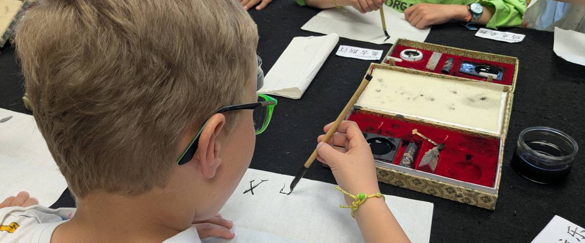 Atelier de calligraphie des élèves de l'école des Éterlous des 22 et 23/05/2025 - Marie-Anaïs Lien