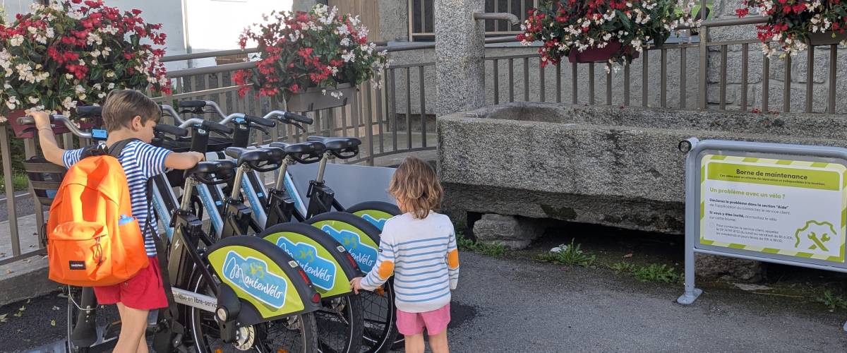Station de vélos Montenvélo située sur le parking de la Mairie - Marie-Anaïs Lien
