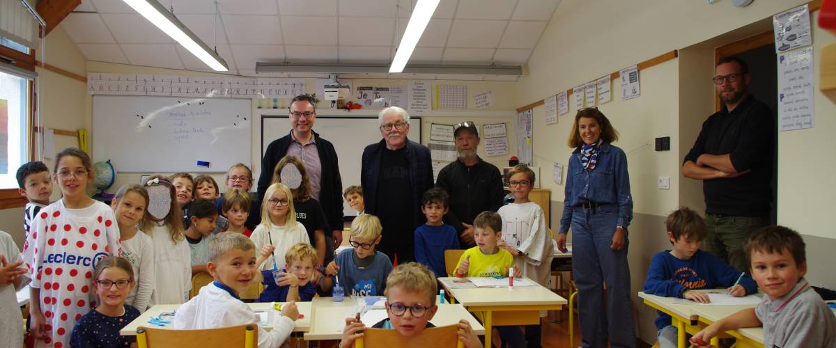 De gauche à droite : Yann Jaccaz (maire de Praz-sur-Arly), Jean-Pierre Demesle (poète et concepteur auprès d’agences de communication), David Carpano (photographe), Françoise Perrin (professeure) et Jocelyn Clévy (directeur de l’OT), entourés des élèves de CE1 et CM1. © Sylvie Bessy