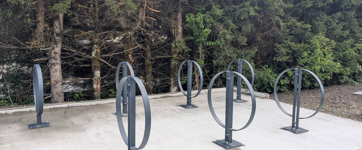 Arceaux à vélos installés sur le parking de l'Île en mai 2026 - Marie-Anaïs Lien