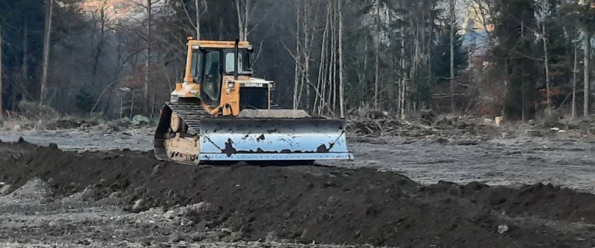 Un engin creuse pour faire le lac de Praz sur Arly
