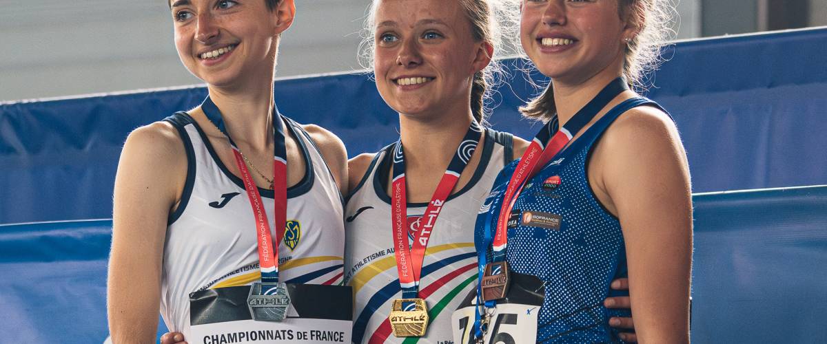 Lili Beck portant sa médaille © Noa BARRAU / SCOTT Sports