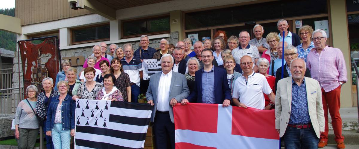 Le comité de jumelage Praz-sur-Arly/Roscoff devant la mairie de Praz, en juin 2023