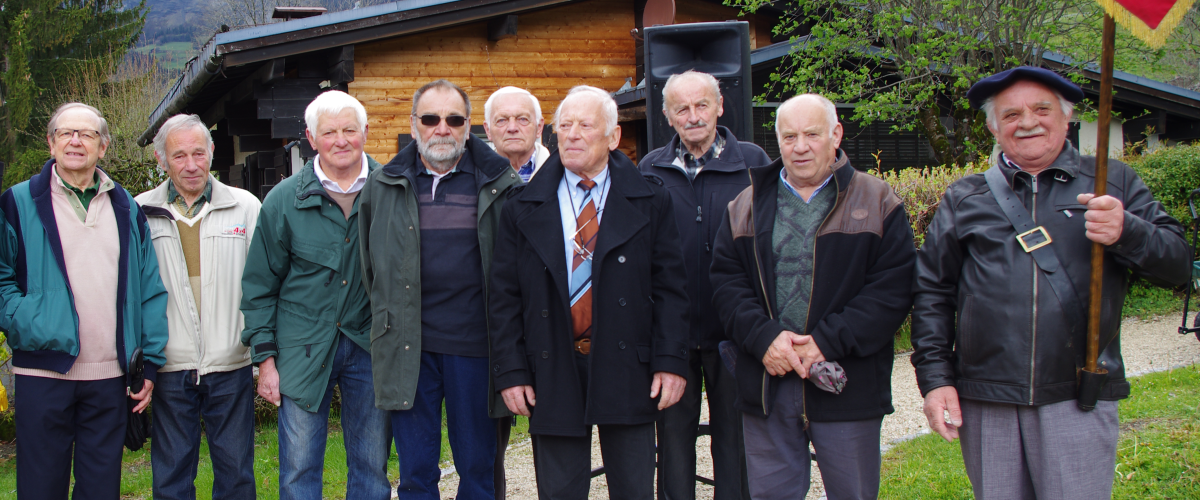 Situé en 2e position en partant de la gauche, Jean est ici entouré de ses amis, les anciens combattants, durant la cérémonie du 8 mai 2017. - ?